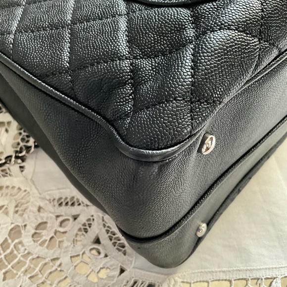 CHANEL 18P Urban Companion Caviar Quilted Shopping Tote - Picture 4 of 10